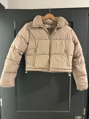 Cropped Puffer Jacket in Beige